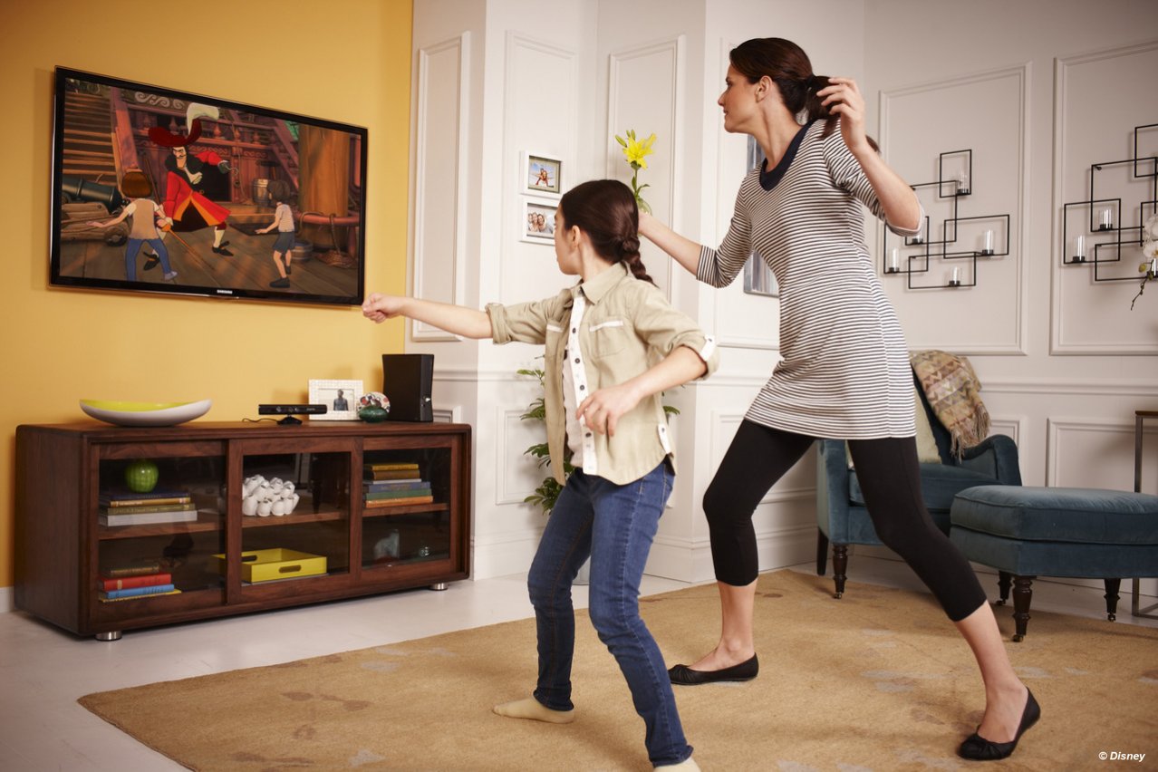 Во что поиграть вдвоем с ребенком. Xbox 360 Kinect Disneyland. Игры вдвоем в доме. Во что поиграть дома. В какие игры можно поиграть втроем дома.